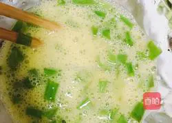 Illustration of how to make scrambled eggs with fungus and green onion 4