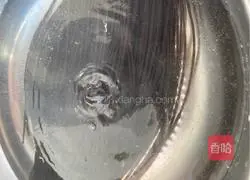 Illustration of how to make spicy and sour fern root powder mixed with cucumber shreds 2