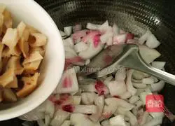 Illustration of how to stir-fry potatoes with diced onions and lotus roots 5