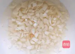 Illustration of how to steam king oyster mushrooms with garlic 3