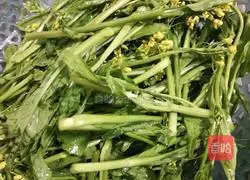 Illustration of how to stir-fry cauliflower in garlic oil 1