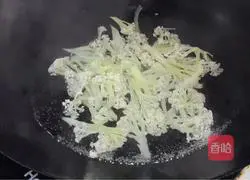 Illustration of how to make cauliflower with tomato sauce 2