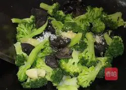 Illustration of how to make fried broccoli with black fungus 7