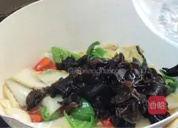Illustration of how to stir-fry vermicelli with fungus 13