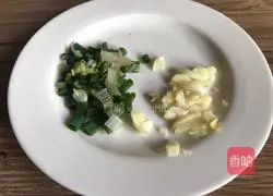 Illustration of how to mix green and red peppers with shredded potatoes 3