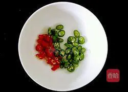 Illustration of how to make hot and sour cold potato shreds 2