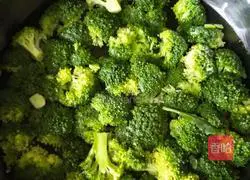 Illustration of how to make fried broccoli 1