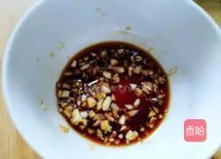 Illustration of how to steam celery leaves with powder 8