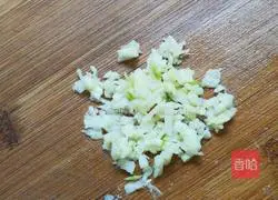 Illustration of how to make green onion, garlic and black fungus 3