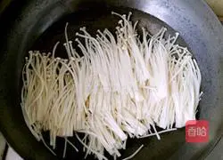 Illustration of how to make spinach and nuts mixed with enoki mushrooms 2