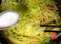 Illustration of how to make spicy and sour green pepper and potato shreds 15