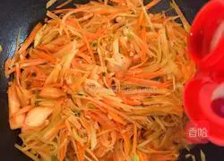 Illustration of how to make spicy cabbage with vinegar and three shredded vegetables 9