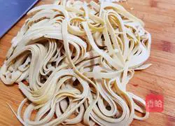 Illustration of how to make dry tofu in oil 1