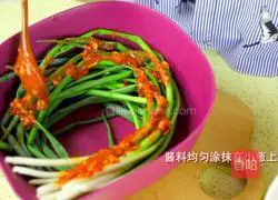 It’s super refreshing in the hot summer.Illustration of how to make scallion kimchi bar 9