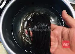 Illustration of how to stir-fry fern root powder 1