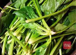 Illustration of how to make spinach with nuts 2