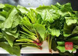 Illustration of how to mix spinach with peanuts 3