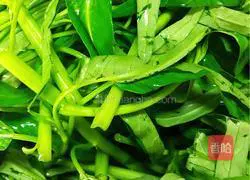 Illustration of how to make stir-fried vegetables with dried tempeh and garlic 1