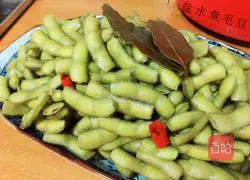 Illustration of how to cook edamame in salt water 6