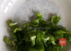 Illustration of how to make spicy stir-fried loofah gourds 1