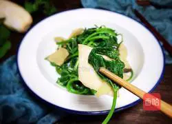 Illustration of how to stir-fry king oyster mushrooms and sweet potato leaves 9