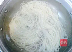Illustration of how to make cold Guilin rice noodles 2