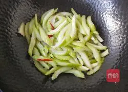 Illustration of how to stir-fry celery and bean curd sticks 9