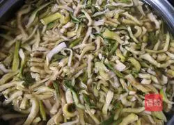 Illustration of how to make spicy dried radish 2