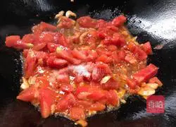 Illustration of how to make fried lettuce with tomatoes 10