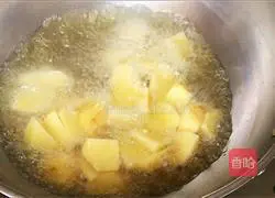 Illustration of how to make spicy pepper and salt potato wedges 5