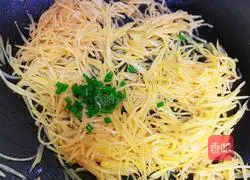 Illustration of how to make fried shredded potatoes with tomato sauce 4