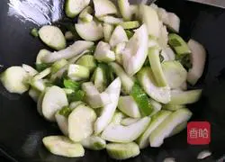 Illustration of spicy fried loofah gourd 4