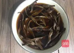 Illustration of how to make spicy stir-fried prunes 1