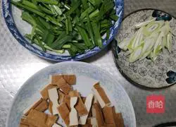 Illustration of how to make stir-fried dried leeks 1