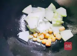 Illustration of how to make winter melon, scallops and bamboo fungus soup 6