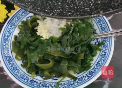 Illustration of how to make garlic kelp shreds 5