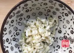 Illustration of how to make garlic lettuce 1