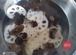 How to stir-fry lotus root with fungus Illustration 6