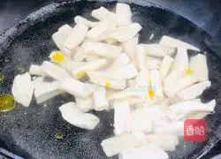 Illustration of how to make green pepper and stir-fried dried beans 6