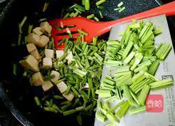 Illustration of how to make fried tofu with spicy green garlic sprouts 6