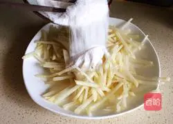 Illustration of how to make steamed potatoes with flour 4