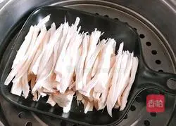 Illustration of how to steam king oyster mushrooms with garlic 7