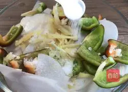 Illustration of how to make wolfberry bell pepper mixed with radish 5