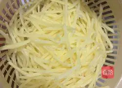 Illustration of how to make spicy and sour potato shreds 4