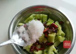 Xinwen Gourmet Hot and Sour Cucumber Recipe Illustration 3