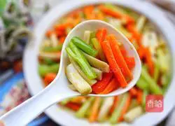 Illustration of how to stir-fry king oyster mushrooms, carrots and celery 14