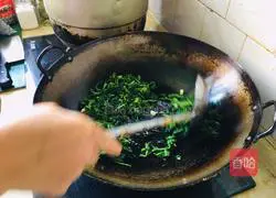 Illustration of how to make stir-fried radish and cherry blossoms 5