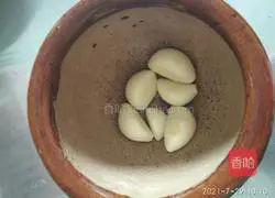 Illustration of how to make sesame sauce and cucumber mixed with fried dough sticks 4