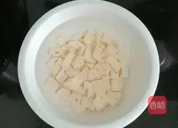 Illustration of how to make fried lotus root with two peppers 1