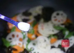 Illustration of how to make lotus pond stir-fry 8